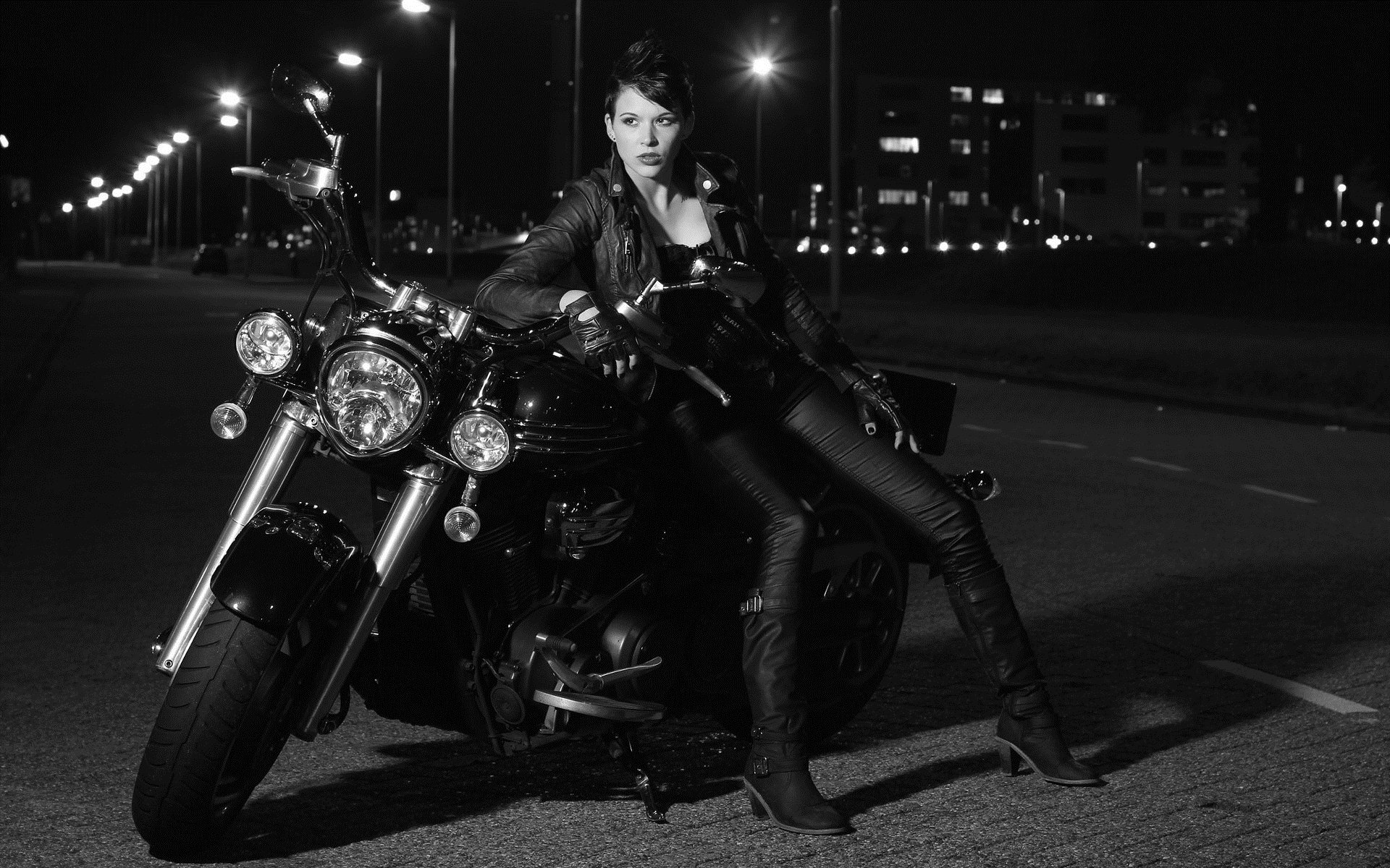 Photo Beautiful girls and motorcycles in Mbabane